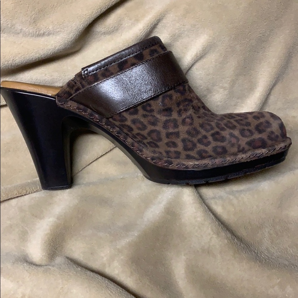 Clogs - Picture 2 of 3